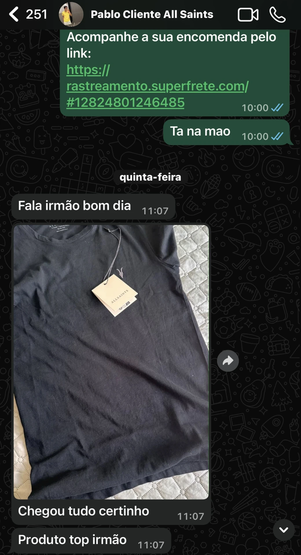 Cliente confirmando o recebimento de uma camiseta AllSaints